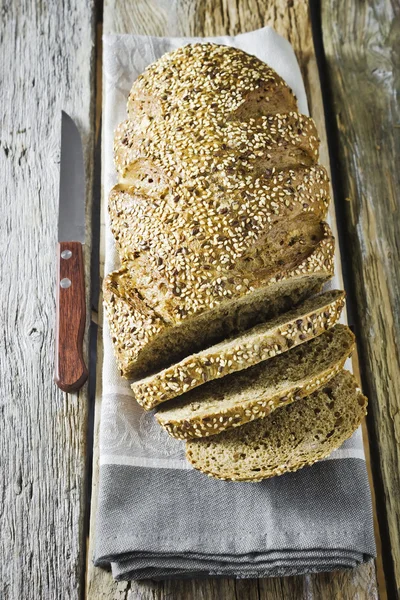 Свіжий нарізаний хліб з насінням кунжуту — стокове фото