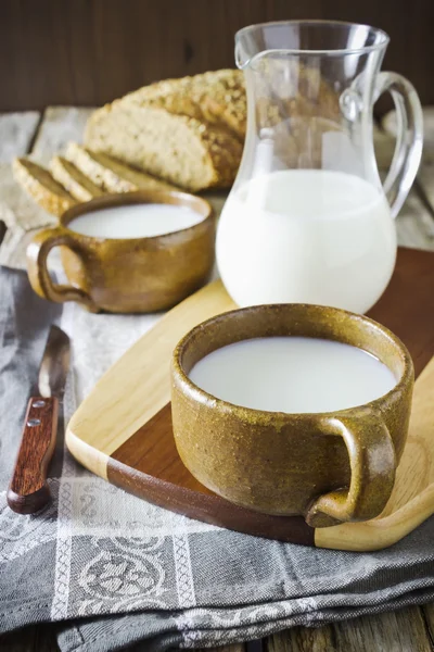Mjölk i en kopp — Stockfoto