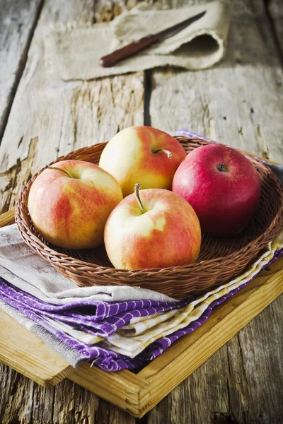 Apples in a basket — Stock Photo, Image