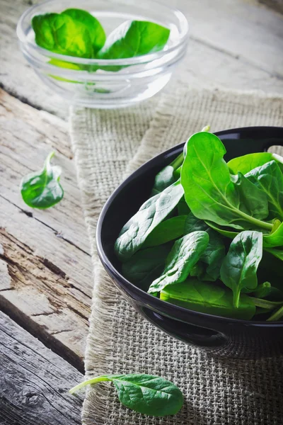 Spinach leaves in a bowl — Stock Photo, Image