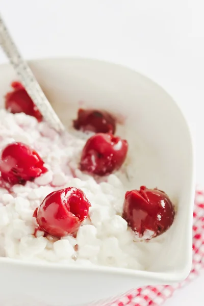 Quark und Kirschkonserven — Stockfoto