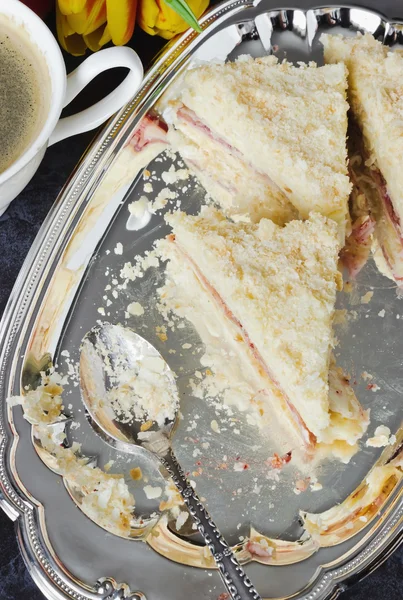 Torta affettata su un piatto — Foto Stock