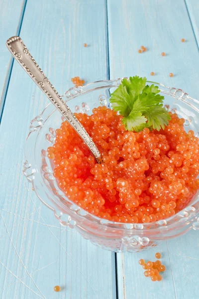 Caviar rouge de saumon dans un bol en verre — Photo