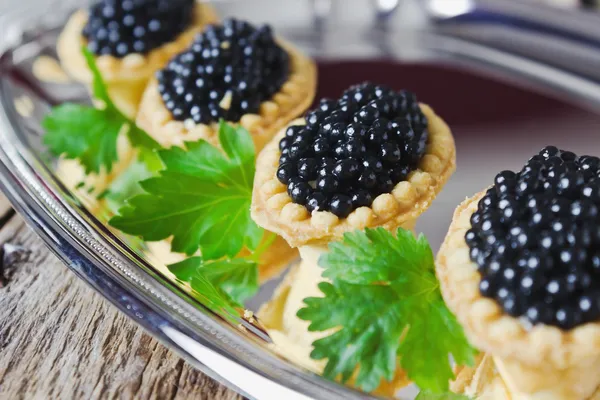 Bolo com caviar preto e salsa — Fotografia de Stock