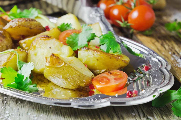 Patatas al horno y verduras frescas —  Fotos de Stock