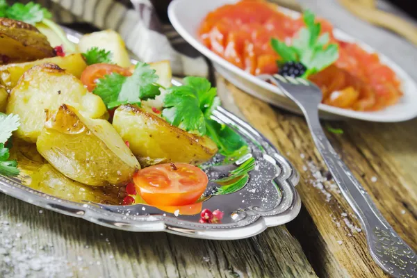 Patatas al horno, verduras frescas y filetes de pescado —  Fotos de Stock