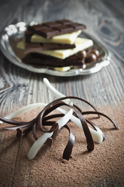 Черный и белый шоколад — стоковое фото