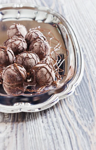 Truffes au chocolat versé chocolat chaud — Photo