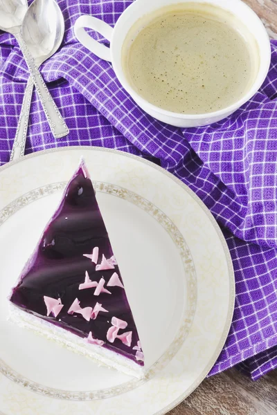 Pedazo de pastel cubierto con gelatina púrpura — Foto de Stock