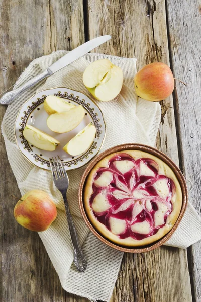 Torta de maçã com engarrafamento — Fotografia de Stock