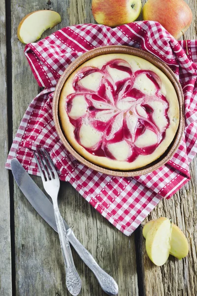Torta de maçã com engarrafamento — Fotografia de Stock
