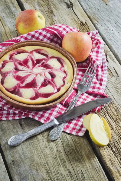 Apple pie with jam and fresh apples — Stock Photo, Image