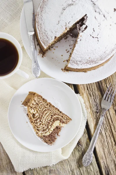 Cortado uma torta comemorativa — Fotografia de Stock