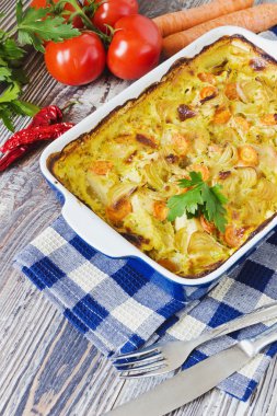 seramik bir tencerede sebze güveç