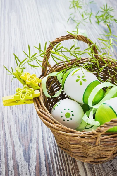 Oeufs de Pâques peints avec rubans — Photo