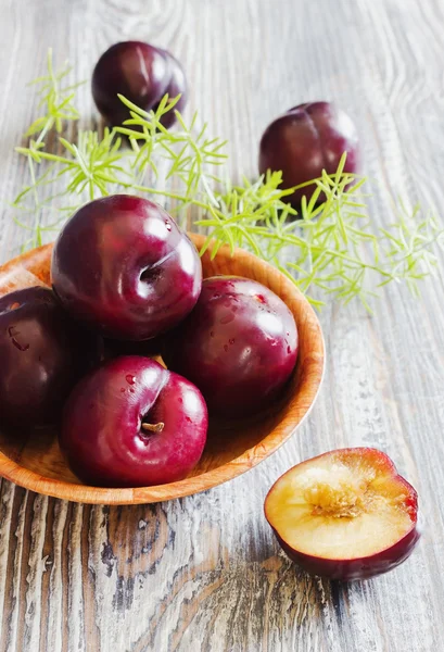 Plums in a bowl — Stock Photo, Image