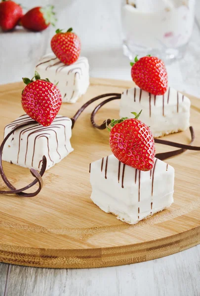 ホワイト チョコレートで覆われたケーキ — ストック写真