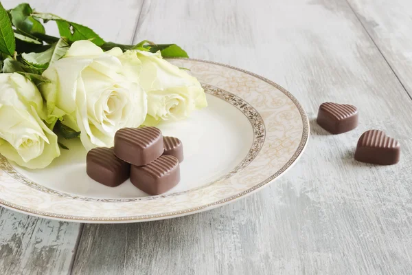 白いばらおよびチョコレートの心 — ストック写真