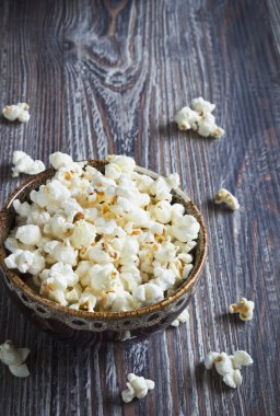 bir kase taze patlamış mısır