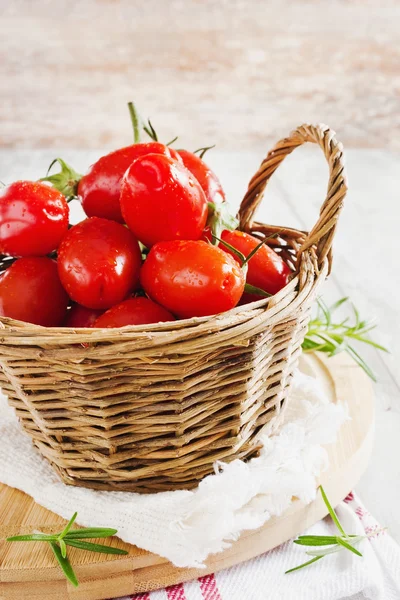 Tomates em uma cesta — Fotografia de Stock