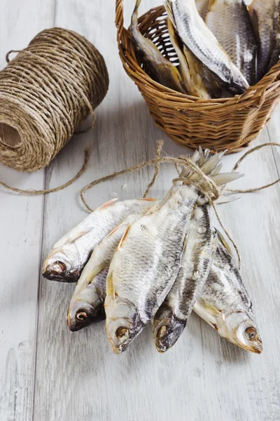 Сушеная рыба в корзине — стоковое фото