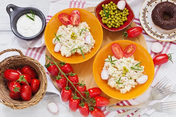 Ensalada fresca y saludable de verduras y carne. ensalada olivier —  Fotos de Stock