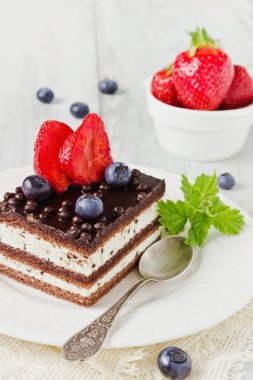 Çilekli çikolatalı pasta.