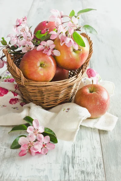 Ripe apples in a basket — Stock Photo, Image