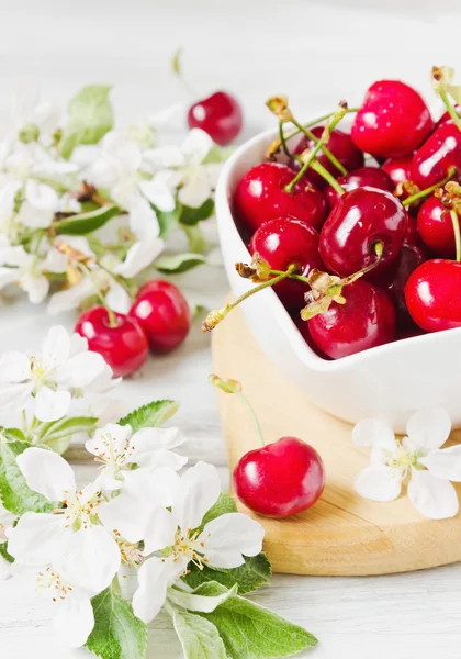 Cerezas maduras en un tazón —  Fotos de Stock