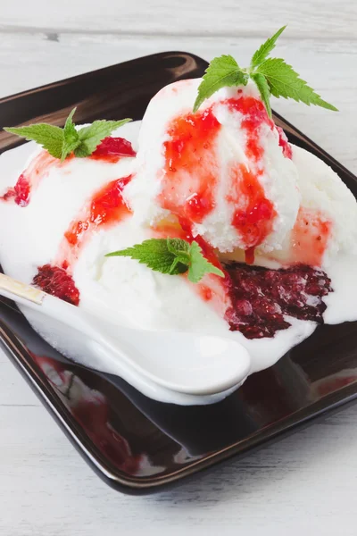 Ice cream with strawberry jam — Stock Photo, Image