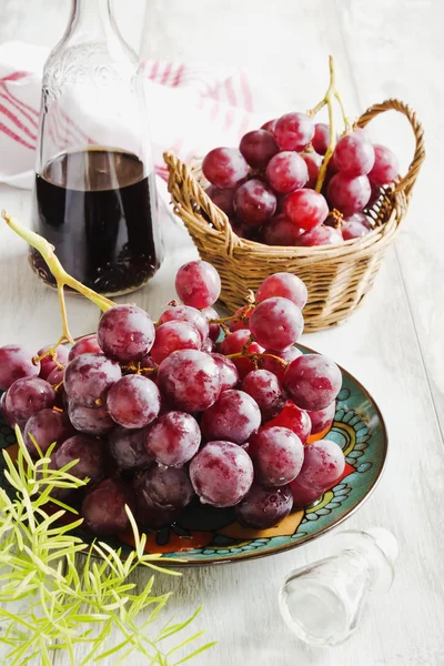Rijpe druiven en wijn — Stockfoto
