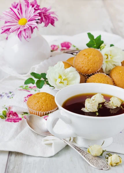 Té y magdalenas en la mesa — Foto de Stock