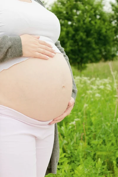 Dorosła kobieta w ciąży — Zdjęcie stockowe