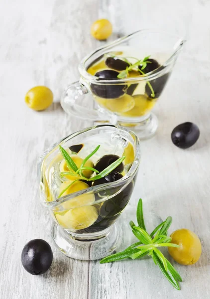 Chutný olivový olej s olivami — Stock fotografie