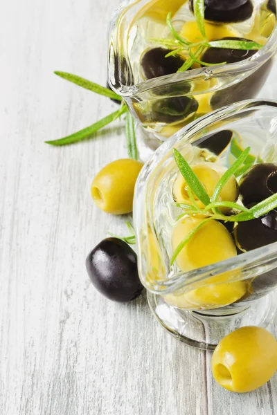 Olio d'oliva appetitoso con olive — Foto Stock