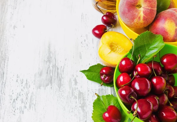 熟透的水蜜桃和樱桃 — 图库照片