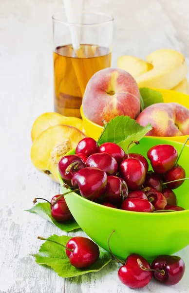 Cerezas maduras y melocotones —  Fotos de Stock