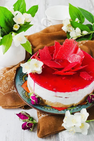 Celebratory cake and jasmine flowers — Stock Photo, Image