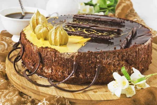 Uroczysty tort czekoladowy — Zdjęcie stockowe