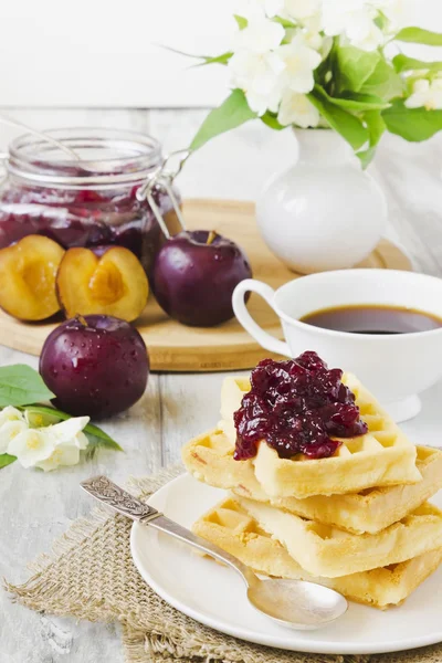 Gofres con mermelada de ciruela — Foto de Stock