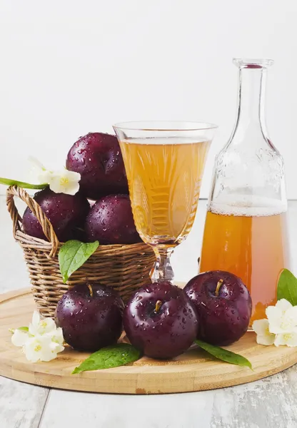 Ripe plums and plum juice — Stock Photo, Image