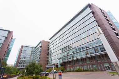 MOSCOW, RUSSIA - SEPTEMBER 19, 2021: Otkritie Bank İş Merkezi ve Rusya 'da Paveletskaya metro istasyonu yakınlarındaki Vivaldi Plaza Bulutlu bir sabahta.