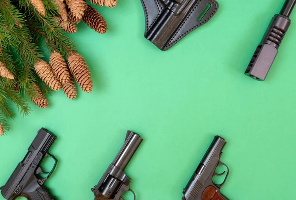 Drei Pistolen Auf Grünem Hintergrund Weihnachtskonzept — Stockfoto