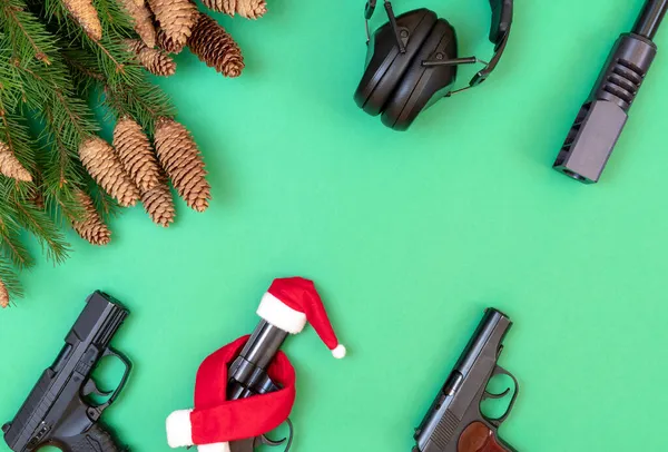 Waffe Kopfhörer Auf Grünem Hintergrund Weihnachtskonzept — Stockfoto
