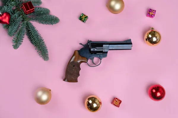 Jeden Czarny Pistolet Różowym Tle Koncepcja Świąteczna — Zdjęcie stockowe