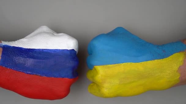 우크라이나와 러시아에서는 깃발에 배경에 손가락을 얹는다 그림을 그리는 모으고 — 비디오