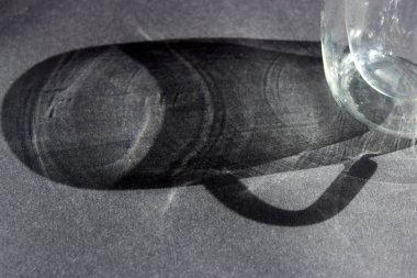 Camdan yapılmış uzun gri bir gölge. Tasarım için koyu gri soyut arkaplan, metin için alanı olan sosyal ağlar. Yan görünüm.