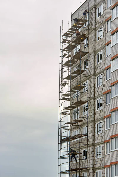 Construtores Trabalham Sem Meios Proteção Seguro Instalação Andaimes Telhado Casa — Fotografia de Stock