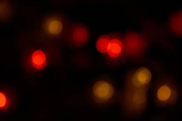 Defokussierte Bokeh Rote Und Orangefarbene Große Lichter Auf Schwarzem Hintergrund — Stockfoto