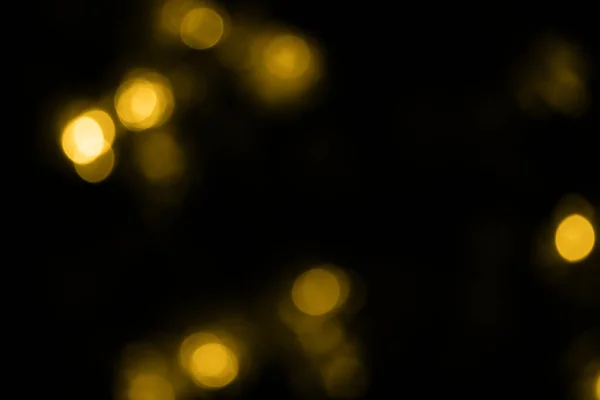 Defokussiert Bokeh Gold Große Lichter Auf Schwarzem Hintergrund Verschwommene Abstrakte — Stockfoto